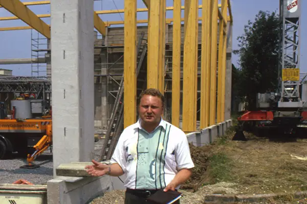 juergen_schaffitzel_weiht_abbundhalle_ein