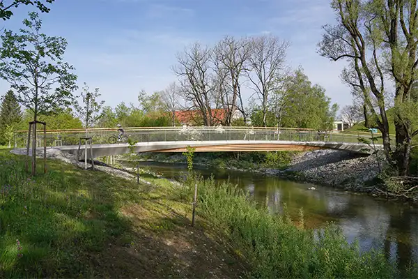 Seitenansicht Holzbrücke über die Argen in Wangen im Allgäu